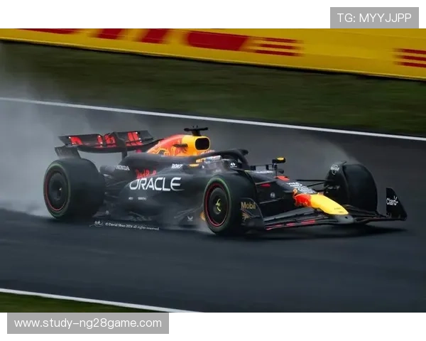 F1赛季最新动态：梅赛德斯车队引擎升级与红牛车队的战略布局